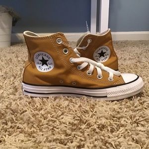 NWOT yellow/orange high top chuck Taylor converse